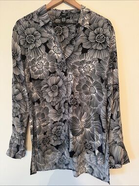 EXPRESS Black and White Floral Button-Down Blouse